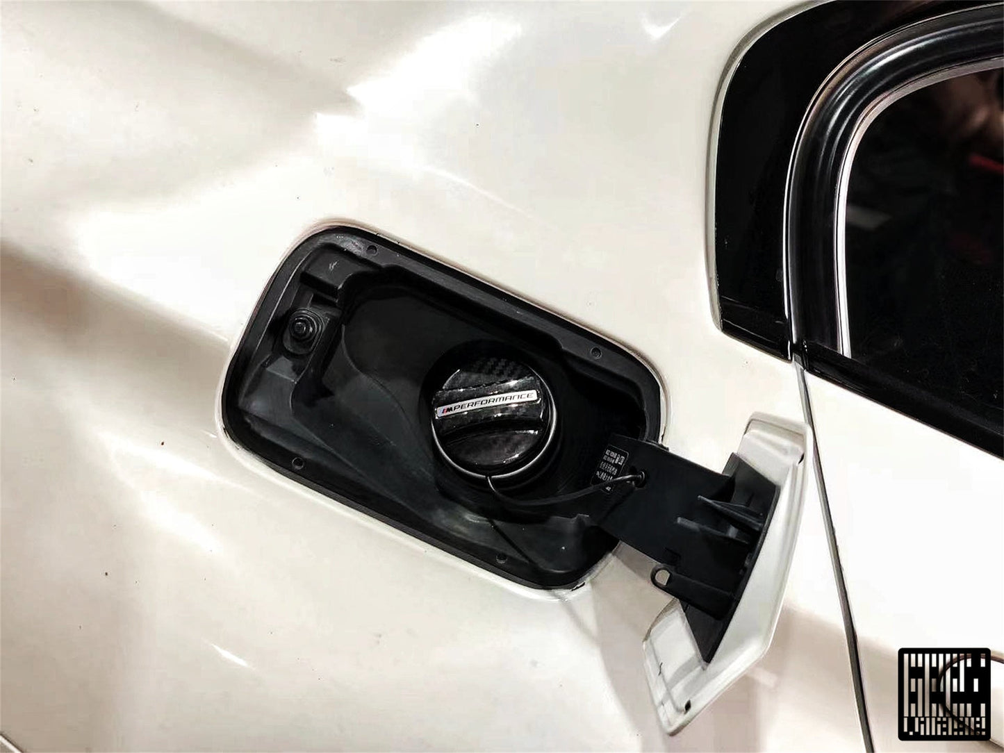 Geex Village MP M Performance Style Fuel Filler Cap for BMW M5 M5C F90 (LCI & Pre-LCI) 2018-ON Carbon Fiber