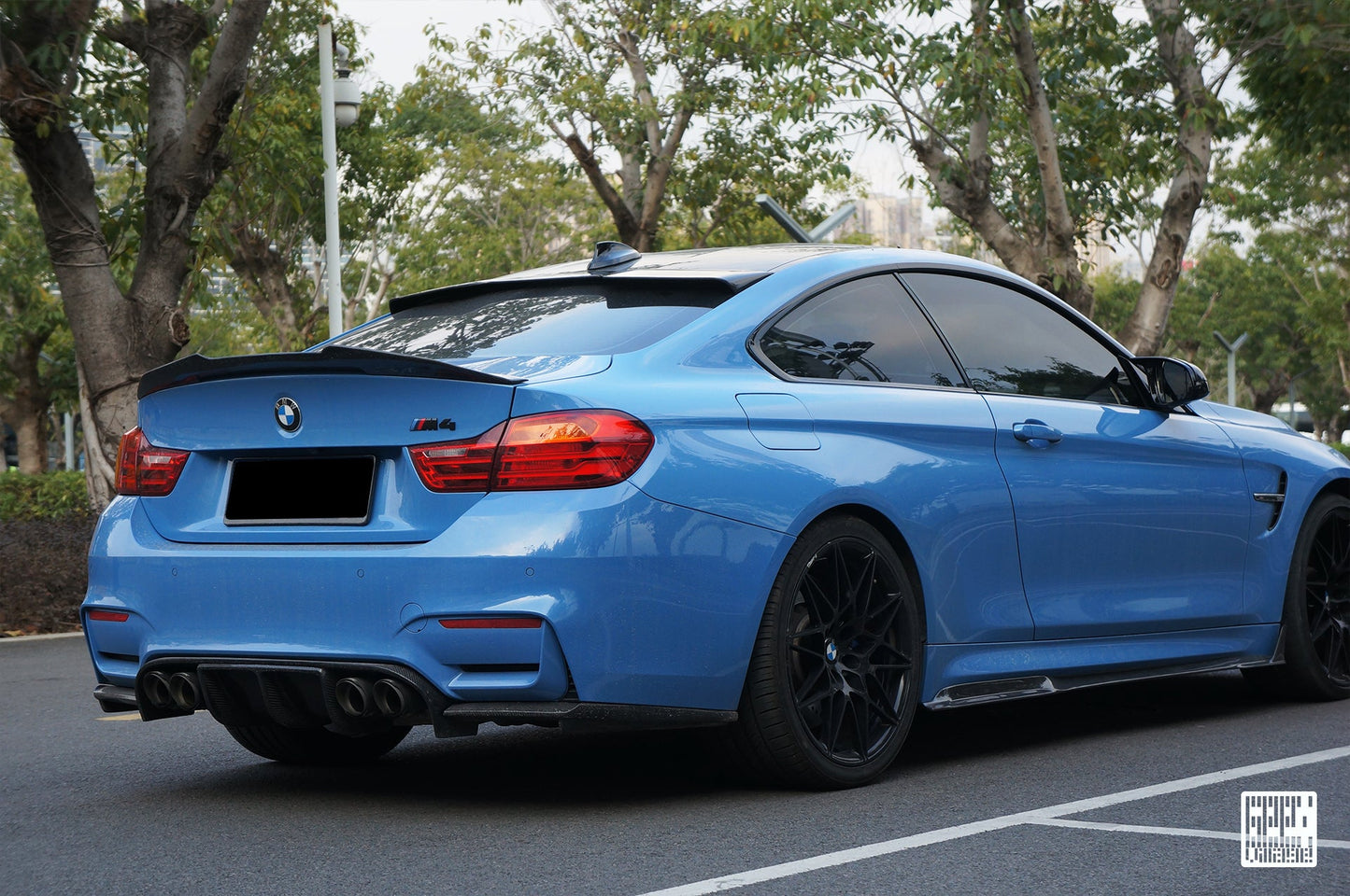Geex Village Side Skirts for BMW M3/C/CS F81 F80 2014-2018 & M4/C/CS F83 F82 2014-2020 Carbon Fiber