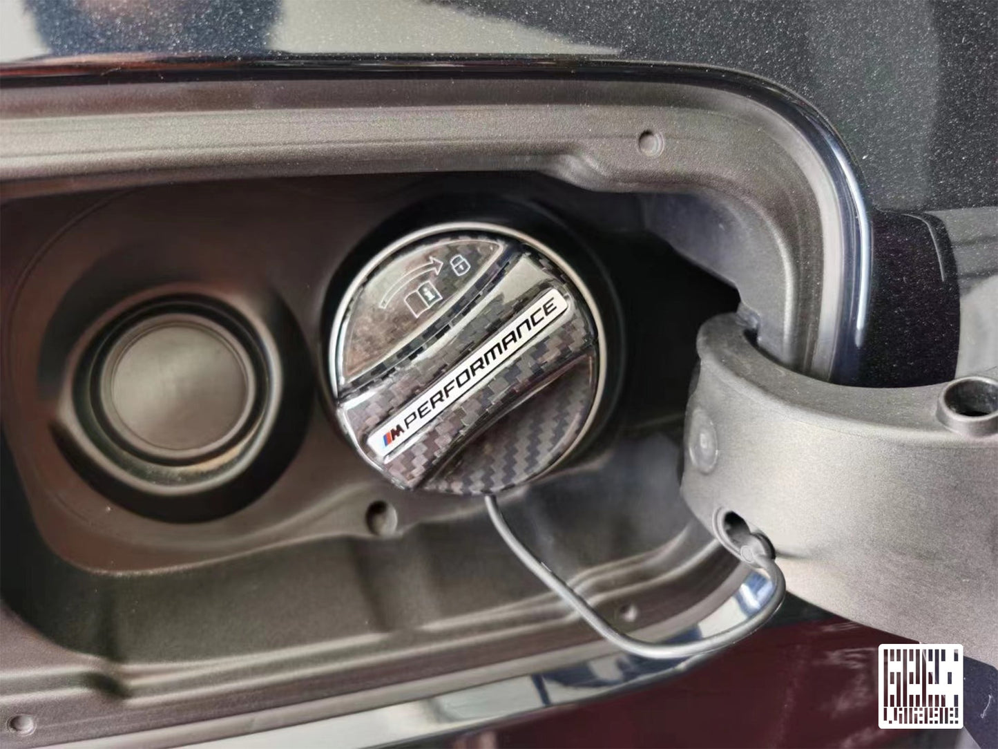 Geex Village MP M Performance Style Fuel Filler Cap for BMW X3 G01 2019-2024 & X4 G02 2019-2025 & X3M F97 2019-2024 & X4M F98 2019-ON Carbon Fiber