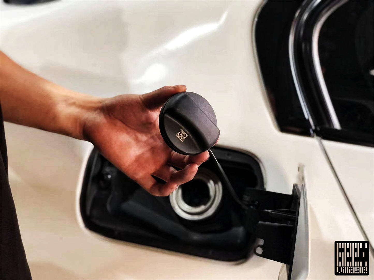 Geex Village MP M Performance Style Fuel Filler Cap for BMW 8 Series G14 G15 G16 2018-ON & M8 F91 F92 F93 2019-ON Carbon Fiber